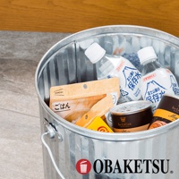 OBAKETSU 儲物桶裝有水瓶、罐頭和緊急食品包，放在木地板上。