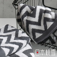 今治北歐浴巾，以灰色與白色交織的鋸齒狀圖案呈現，材質柔軟，觸感舒適。