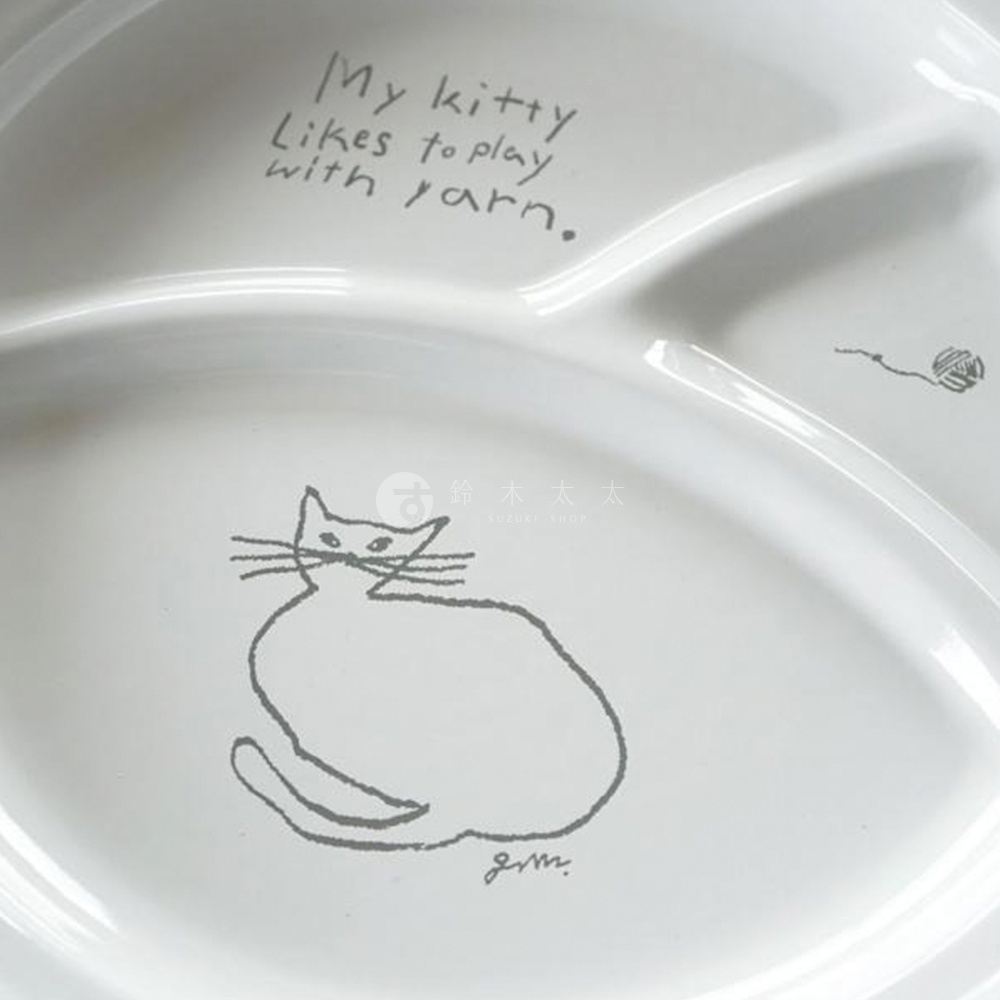 白色琺瑯分隔餐盤，印有灰色貓咪圖案、毛線球圖案及英文文字「My kitty likes to play with yarn.」。