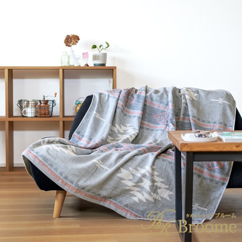 ORTEGA 353 今治菱紋單人毯，採用灰色基底，綴有白色、粉紅色與深藍色交織的菱形幾何圖案與條紋，質地輕柔，適合四季使用。