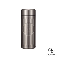 銀色金屬材質的城市咖啡保溫杯，杯身有垂直壓紋，中央圓形徽章印有咖啡相關圖案及文字，杯蓋為銀色旋轉式設計。