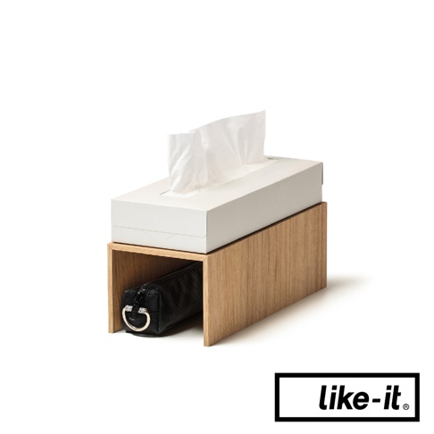 白色長方形紙巾盒置於淺木紋雙層收納架上方，下方收納格內有一個黑色網紋小化妝包。