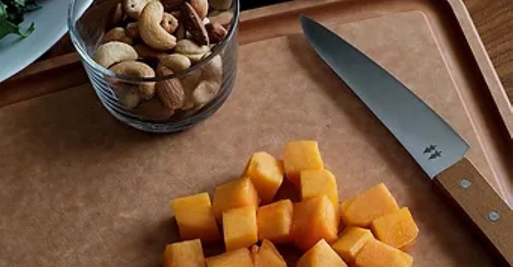 Morinoki Ban nou knife 萬用刀，銀色金屬刀刃，木質刀柄，刀刃上印有雙樹標誌。旁邊是切塊的南瓜和裝有綜合堅果的玻璃杯。