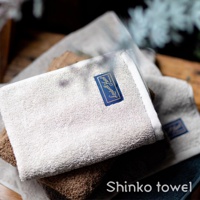 Landwell Hotel 泉州精繡長纖匹馬棉浴墊，淺米色，觸感柔軟，帶有藍色品牌標籤。