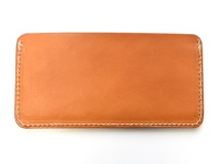 職人手作皮革紙鈔收納夾，採用棕色皮革，邊緣以米白色縫線車縫，設計簡潔，適合收納紙鈔。