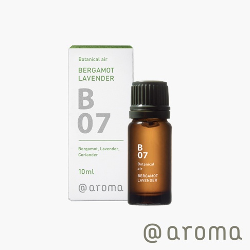 植物系列 B07 佛手柑薰衣草精油 10ml。琥珀色玻璃瓶裝，深綠色瓶蓋。紙盒為白色，印有綠色文字「Botanical air」、「BERGAMOT LAVENDER」、「B 07」、「Bergamot, Lavender, Coriander」、「10ml」及「@aroma」標誌。