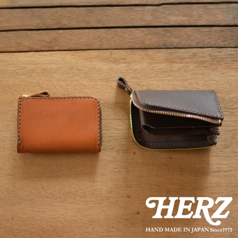 兩款職人手作皮革Organ口袋拉鍊短夾，一款為淺棕色皮革，另一款為深棕色皮革，皆配有金色拉鍊及皮革拉環，縫線清晰。