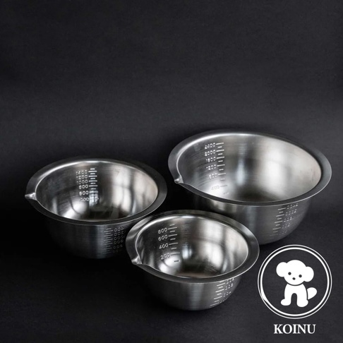 三個不同大小的不鏽鋼料理盆，內壁有清晰的刻度線，盆邊有方便傾倒的導流口。