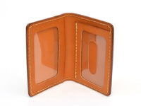 職人手作皮革雙折票券收納夾，採用經典棕色皮革，縫線整齊。內部有兩個透明證件夾層，適合收納票券或證件。