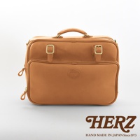 棕色皮革兩用商務公事包，配有頂部提把、側邊拉鍊、前後隔層、兩個金色搭扣及品牌壓紋標誌。