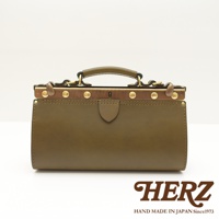 橄欖綠皮革復古口金兩用手提包，採用金屬框架和搭扣，配有圓形提把，整體設計簡潔大方。