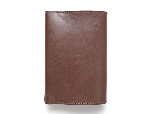 深棕色皮革翻蓋記事本書套，設有精緻縫線，呈現簡約質樸的風格。