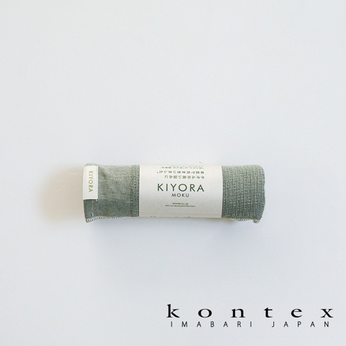 一條捲起的淺綠色 Kontex Kiyora Moku 備長炭消臭毛巾，中央包覆著帶有品牌名稱與產品資訊的白色紙標籤，整體呈現極簡日式風格，放置於乾淨的白色背景中央。