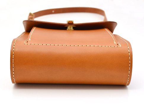 職人手作皮革厚實單肩包 (CP-61)，採用棕褐色皮革製成，包身線條俐落，縫線明顯，帶有復古風格的金屬扣環。