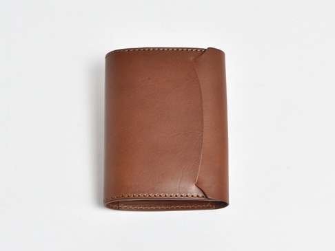 職人手作皮革A6記事本書套 (KB-3)，採用棕色光滑皮革製成，設計簡約，具有彎曲的翻蓋。
