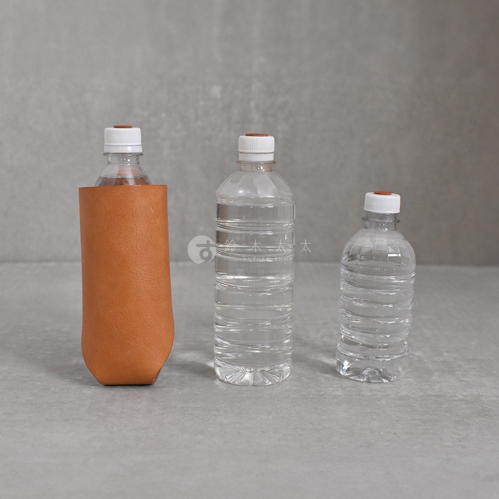 職人手作皮革Organ水壺套，顏色為棕色，可容納瓶裝水。