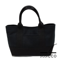 黑色三河木綿刺子織迷你托特包，包身採用獨特的織紋材質，配有雙提把，正面有一個較大面積的平整布料口袋，底部為純黑色布料。