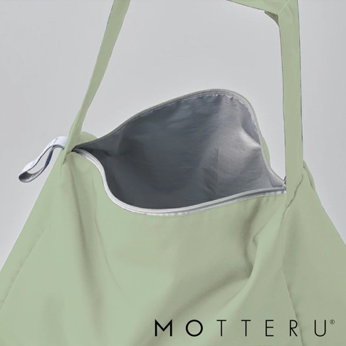 淺綠色輕時尚摺疊保冷肩背袋，材質為尼龍，內部為銀色保冷層，配有拉鍊開合和單肩背帶。