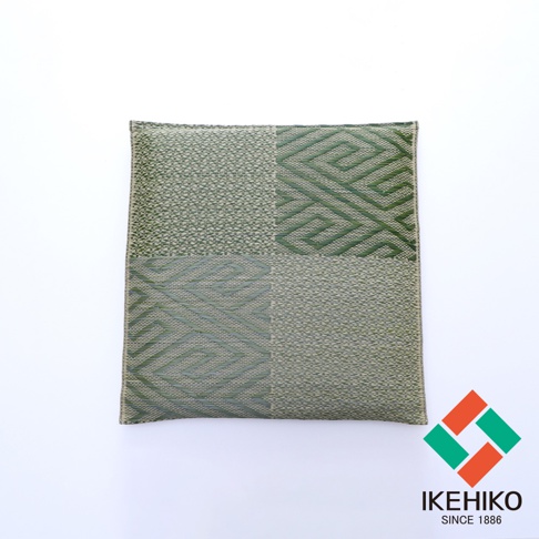天然和風藺草紋織坐墊，以綠色為主調，四個區塊分別織有細緻的紋理和幾何圖案，材質為藺草，整體呈現質樸的日式風格。