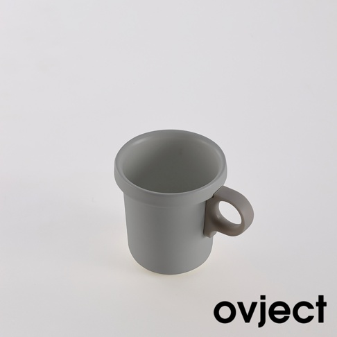 灰色琺瑯馬克杯，杯身圓潤，帶有同色系把手，整體風格簡約。