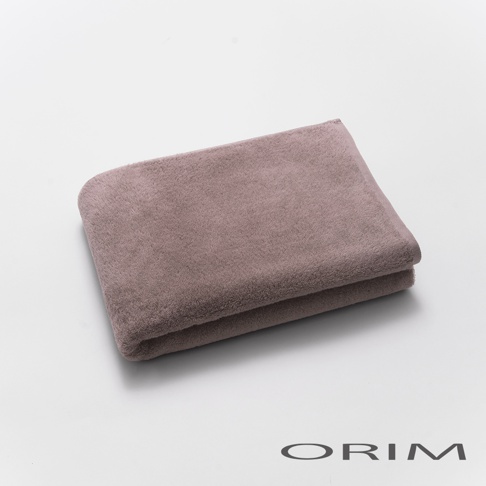 PLUME 今治輕羽恆柔耐久浴巾，呈現柔霧粉色，觸感蓬鬆，質地細緻。