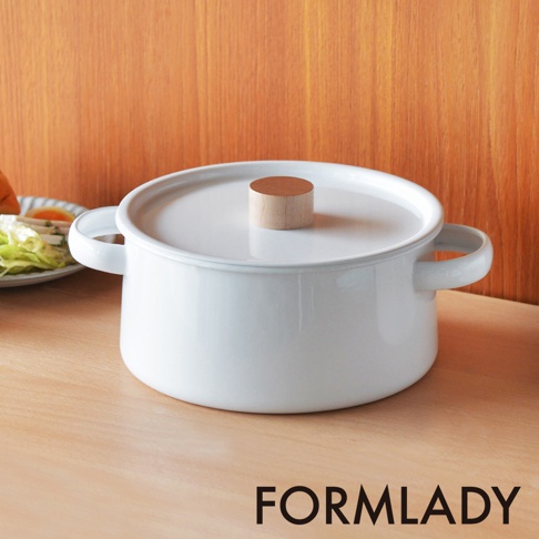 小泉誠 kaico 日製雙耳琺瑯湯鍋，白色琺瑯鍋身，鍋蓋中央有木質提鈕，兩側有白色琺瑯雙耳，容量 2.6L。