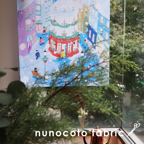 無框帆布藝術海報，以水彩風格描繪聖誕節日氣氛的街景，畫面中央為紅色的書店，周圍有雪景、建築物和正在逛街的行人，色彩豐富，呈現溫馨的節慶感。