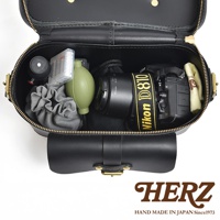 HERZ 品牌皮革相機包，內有 Nikon D810 相機、鏡頭、鏡頭蓋、清潔氣球、電池及收納袋。