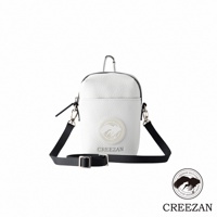 白色荔枝紋皮革高爾夫迷你側背收納包，頂部有掛環，附有黑色織帶斜背帶及扣環，包身中央有圓形品牌標誌。