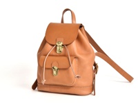 職人手作皮革經典迷你後背包，天然原色皮革，設有翻蓋主袋、束繩開口及前方小口袋，搭配金色旋轉鎖扣及可調式皮革背帶，風格復古簡約。