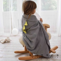 灰色今治純棉連帽浴巾，帶有圓點提花和黃色恐龍造型裝飾，適合兒童。