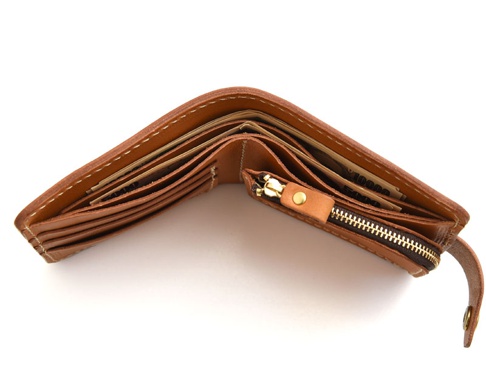 棕色皮革短夾，多個卡槽，拉鍊零錢袋，附有日圓鈔票。