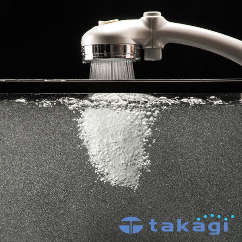 珍珠白色的微米氣泡美容蓮蓬頭，從蓮蓬頭噴出的細緻水流，在水中產生大量白色細緻氣泡。