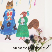 無框帆布藝術海報，描繪兩隻擬人化的動物：左邊是穿著藍色碎花洋裝的貓，抱著紅色禮物；右邊是穿著綠色洋裝、頭戴紅色頭巾的狐狸，抱著藍色禮物。背景有彩色飄帶，下方有花卉裝飾。