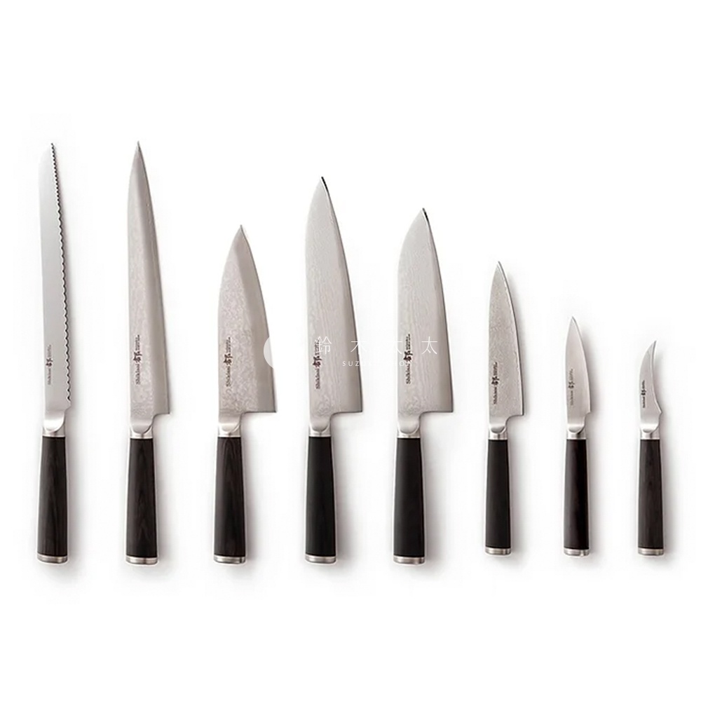 一組九把不同尺寸的廚房刀具，包含一把鋸齒狀的麵包刀，刀刃為不銹鋼材質，刀柄為黑色。
