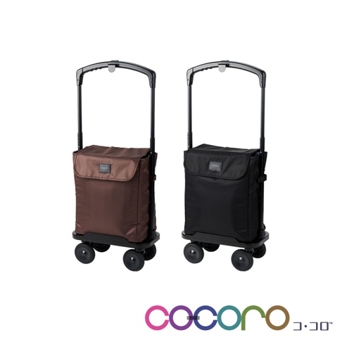 兩台 COCORO 品牌的 Delana 側推型四輪摺疊購物車並排擺放，左側為咖啡色款，右側為黑色款，下方印有彩色字樣的 COCORO 品牌標誌。購物車皆配備黑色提把、折疊式車架以及四個輪子，上方附有蓋子，整體呈現簡潔實用的購物車設計。
