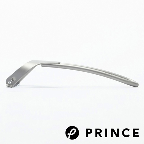 銀色金屬削皮器，帶有彎曲的握把和可調節的刀片，設計簡潔，適合廚房使用。