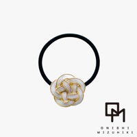 和風水引花結金絲髮圈，以白色和金色線條編織成花朵造型，搭配黑色髮圈，整體呈現精緻典雅的日式風格。