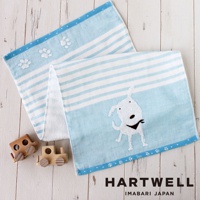 一條藍白條紋的今治純棉紗布浴巾，繡有可愛的白色小狗圖案，下方邊緣有腳印裝飾。另一條淺藍白條紋紗布浴巾，繡有白色腳印圖案。