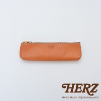 職人手作皮革經典收納筆袋，淺棕色皮革，配有金色拉鍊和縫線。筆袋表面印有「HERZ」品牌標誌。