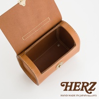 職人手作皮革復古杜勒斯手提包，採用棕色皮革製成，包身圓潤，帶有金色鎖扣和白色車縫線。