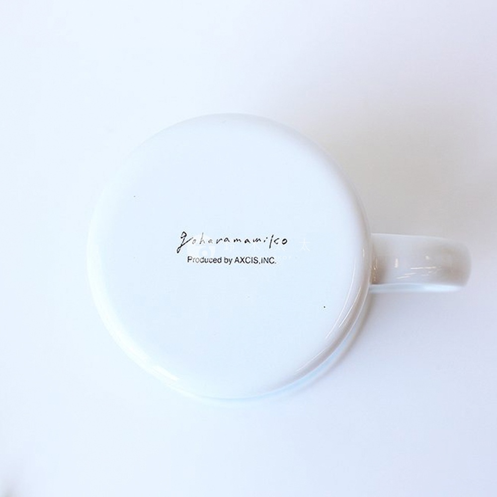 白色琺瑯馬克杯底部，印有黑色手寫風格的「joharamamifco」字樣和「Produced by AXCIS, INC.」的小字。