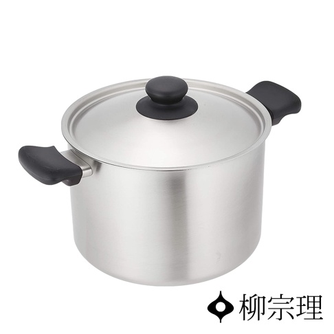 霧面不鏽鋼雙耳高鍋，鍋身與鍋蓋皆為不鏽鋼材質，附有黑色防燙手把與鍋蓋頭。