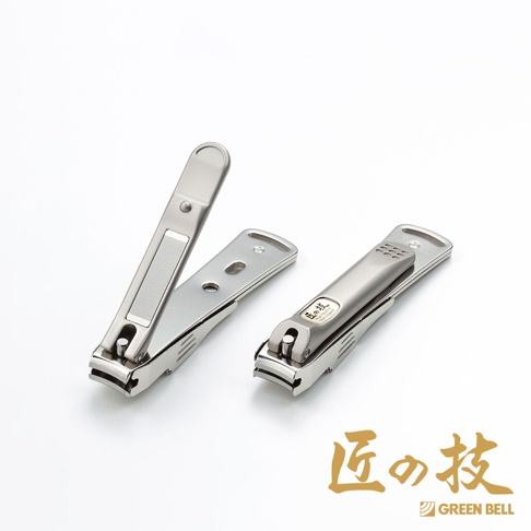 一對銀色鍛造不鏽鋼指甲剪，其中一個指甲剪的上方有集屑盒，兩者皆帶有品牌標誌。