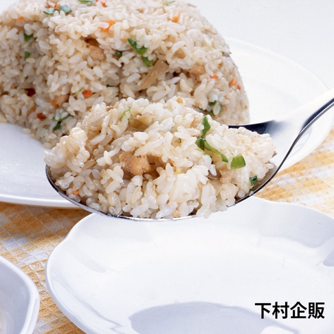 不鏽鋼料理分食匙盛著炒飯，炒飯中可見米飯、雞肉塊、蔥花及紅蘿蔔丁。