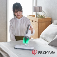 銀色雙氣旋偵測除蹣清淨機，配有綠色集塵筒，機身為白色搭配銀色握把，設有LED顯示燈，底部為白色和灰色吸頭，標示「POWER ADVANCE SYSTEM」，旁邊有IRIS OHYAMA品牌標誌。