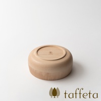 楓木沙拉碗，呈現原木色澤，碗底有圓形凹槽，中央刻有品牌標誌及名稱。