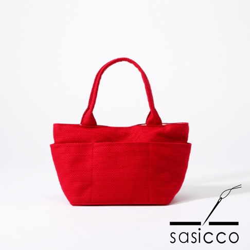 紅色三河木綿刺子織手提托特包，M尺寸，具有兩個外層口袋，整體呈簡約設計。