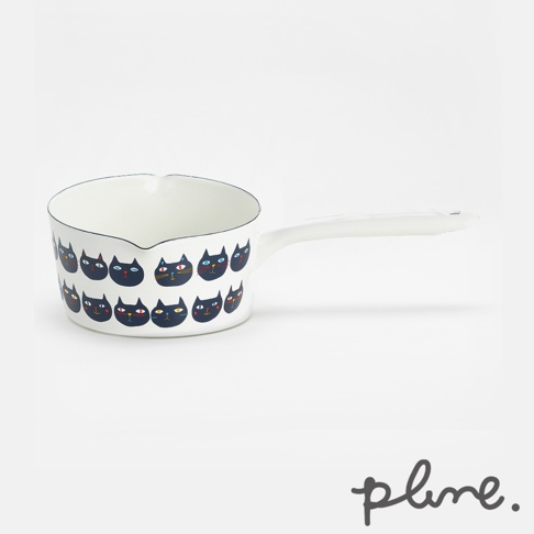 白色琺瑯單柄牛奶鍋，鍋身外圍裝飾著兩排黑貓圖案，每隻黑貓的表情略有不同，鍋緣有藍色細邊，鍋柄為白色。