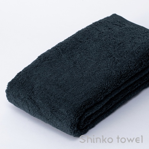 Landwell Hotel 泉州精繡長纖匹馬棉浴巾，深灰色，質感柔軟，邊緣有精緻繡花細節。